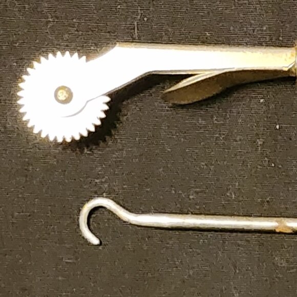 Antique ~ Vintage Lot Sewing Notions ~ Supplies ~ Needles ~ Buttons ~ Snaps - Picture 13 of 16